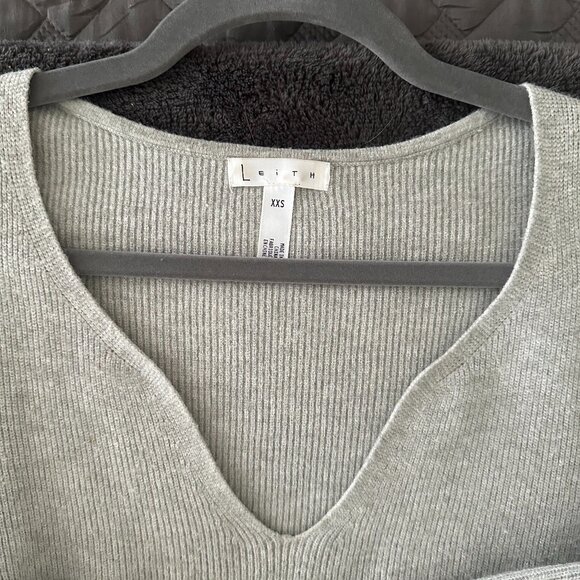 Leith Lightweight Sweater with Sweetheart V-Neck Detail - Size XXS - Loose Fit - Picture 4 of 6